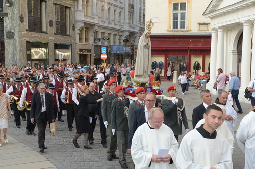 Prozession / kathbild.at / Franz Josef Rupprecht, Franz Josef Rupprecht Maria Namen-Feier; Prozession, Garde-Soldaten des ?sterr. Bundesheeres tragen die Gnadenstatue / Fatima-Statue