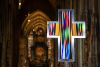 #ComeAlive - Pfingstgottesdienst / Erzdiözese Wien/ Schönlaub Stephan, Stephan Schönlaub Über 2000 Menschen haben sich am Dienstag, den 18. Mai 2021 virtuell versammelt, und gemeinsam Gottesdienst gefeiert. Generalvikar Nikolaus Krasa und Eva Papic leiteten den besonderen Pfingstgottesdienst für Lehrerinnen und Lehrer auf der Westempore